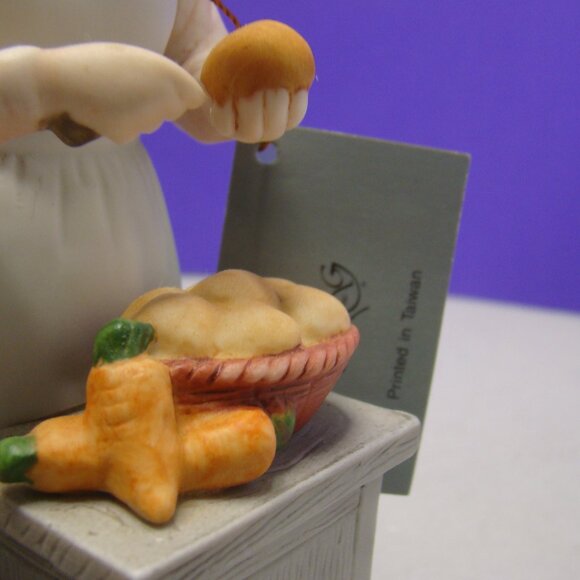 Homco Denim Days 8821 “Helping Mom” with tag Girl helping in Kitchen - Picture 14 of 16